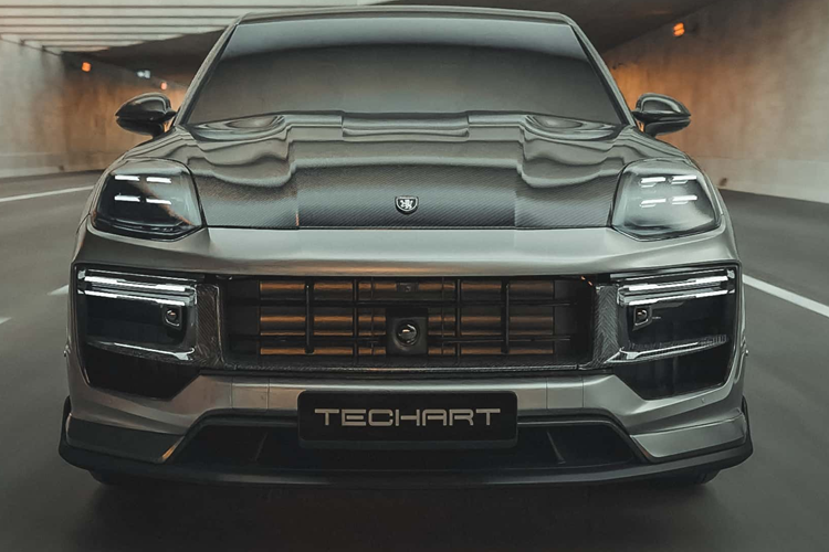 Những thay đổi tuy nhỏ nhưng vẫn đem lại cho chiếc SUV Porsche Cayenne 2024 mới một diện mạo ấn tượng với nhiều chi tiết độ dữ dằn. Ở phần cản trước, chiếc xe được trang bị phần líp trước có thiết kế đơn giản nhưng đem đến một diện mạo dữ dằn hơn. Chi tết này cũng bổ sung thêm các cánh gió đứng ở phần đuôi các líp, từ đây giúp tăng hiệu quả khí động học.