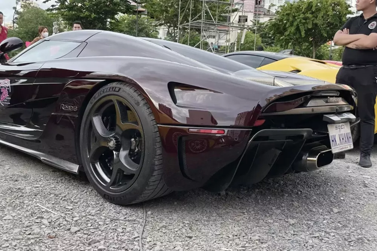 Koenigsegg Regera được đại gia Hoàng Kim Khánh mua lại từ 1 showroom chuyên mua bán siêu xe ở Mỹ, giá xe tại đây là 2,9 triệu đô la, tương đương 69 tỷ đồng.