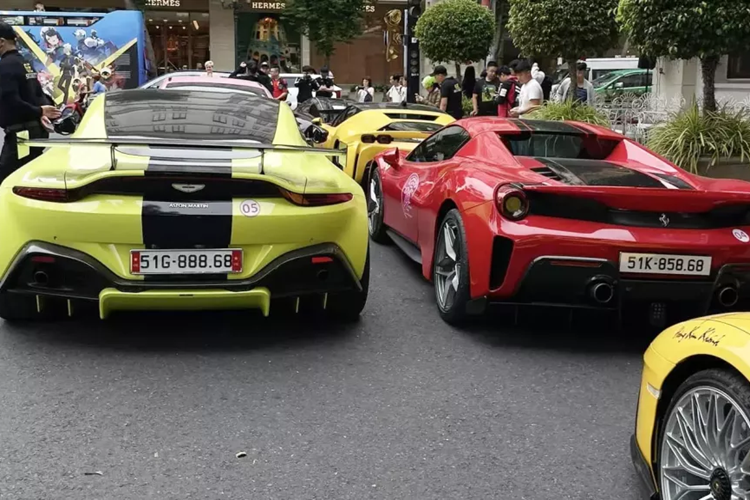 Siêu xe Koenigsegg Regera của Hoàng Kim Khánh có khả năng tăng tốc từ vị trí xuất phát lên 100 km/h trong thời gian 2,8 giây trước khi đạt vận tốc tối đa 400 km/h. Koenigsegg Regera có khả năng tăng lực ép xuống mặt đường 450 kg khi đạt tốc độ 250 km/h.