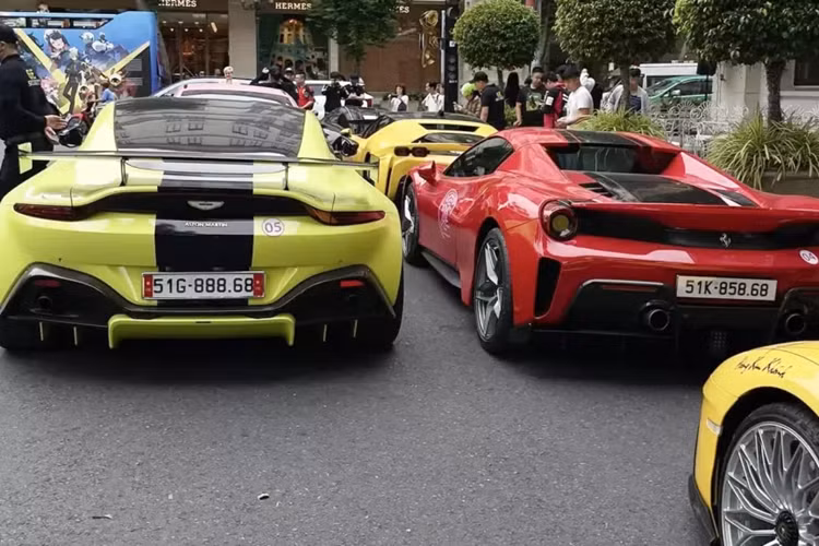 Siêu xe Koenigsegg Regera của Hoàng Kim Khánh có khả năng tăng tốc từ vị trí xuất phát lên 100 km/h trong thời gian 2,8 giây trước khi đạt vận tốc tối đa 400 km/h. Koenigsegg Regera có khả năng tăng lực ép xuống mặt đường 450 kg khi đạt tốc độ 250 km/h.