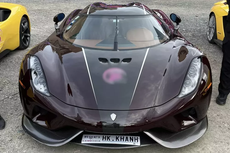 Cuối tuần vừa qua, giới mê xe tại TP HCM đã có dịp thưởng thức dàn siêu xe gần 250 tỷ của Hoàng Kim Khánh dạo phố quanh các con đường ở trung tâm, đây là sự kiện để quảng bá cho hoạt động kinh doanh thẩm mỹ của dân chơi Hải Dương.