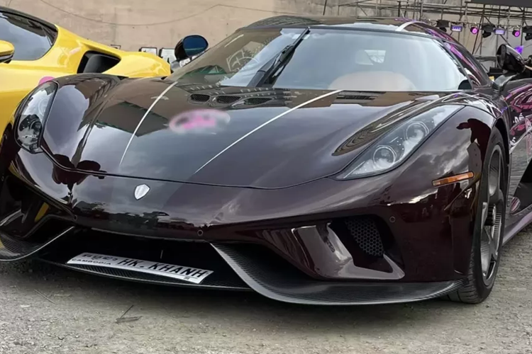 Đáng chú ý trong đoàn siêu xe này chính là siêu phẩm megacar Koenigsegg Regera vừa mới hoàn thành xong các thủ tục gia hạn biển số Campuchia. Nhưng đáng tiếc, siêu xe hypercar McLaren Senna lại vắng mặt, điều này làm cho giới mê xe tiếc nuối vì không thể chiêm ngưỡng trọn bộ dàn siêu xe của Hoàng Kim Khánh.