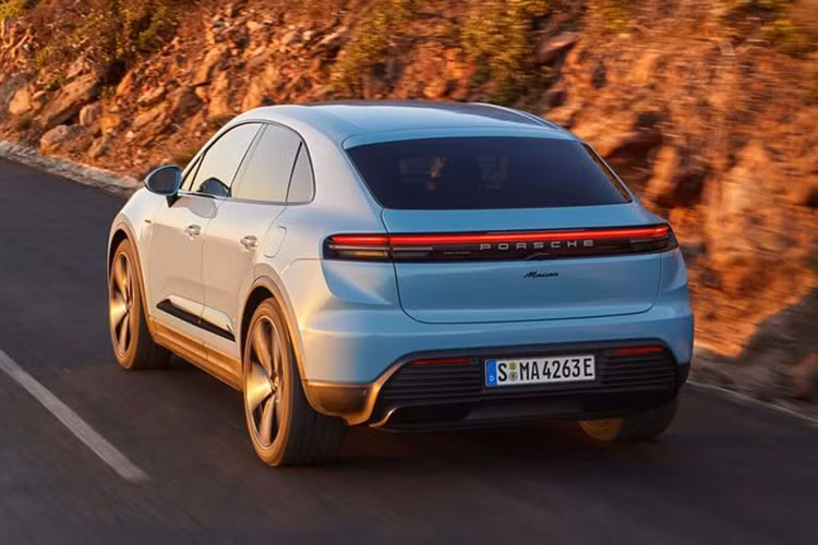 Macan EV bản tiêu chuẩn có khả năng tăng tốc từ 0-97 km/h trong 5,4 giây và đạt tốc độ tối đa 219 km/h. Porsche Macan EV tiêu chuẩn có trọng lượng thấp hơn 100 kg so với bản Macan 4 hiện tại.