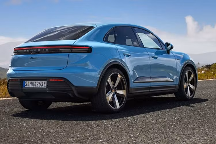 Cả Macan và Macan 4S đều được trang bị hệ thống treo khí nén thích ứng tiêu chuẩn và bộ giảm chấn điều khiển điện tử (PASM), với tùy chọn đánh lái trục sau. Ngoài ra, AWD Macan 4S còn được trang bị hệ thống quản lý lực kéo điều khiển điện tử, có thể tùy chọn tích hợp với tính năng điều phối mô-men xoắn của Porsche.