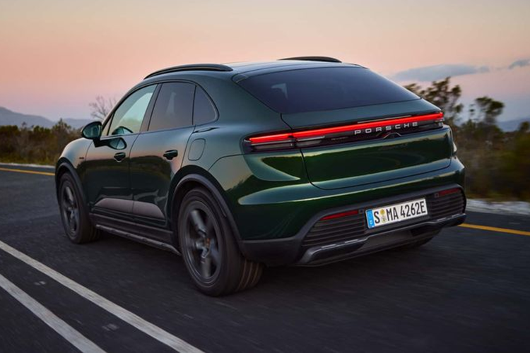 Trong khi đó, phiên bản Macan 4S được định vị nằm giữa Macan 4 và Macan Turbo. Xe có thiết lập mô-tơ điện kép cung cấp tổng công suất 442 mã lực và 784 Nm mô-men xoắn. Khi kích hoạt chế độ kiểm soát khởi động, sức mạnh của mẫu xe này có thể lên đế 509 mã lực.