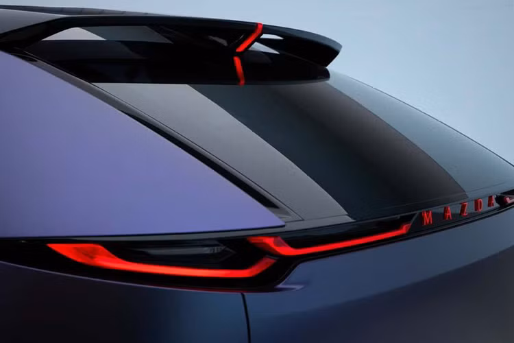 Theo giới truyền thông Trung Quốc, Arata có kích thước được định vị ở phân khúc SUV cỡ trung và có thể được coi là phiên bản thuần điện của CX-5. Xe được áp dụng ngôn ngữ thiết kế KODO quen thuộc của Mazda và có cửa sổ tương đối nhỏ cùng hệ thống đèn chiếu sáng phía trước và phía sau bóng bẩy.