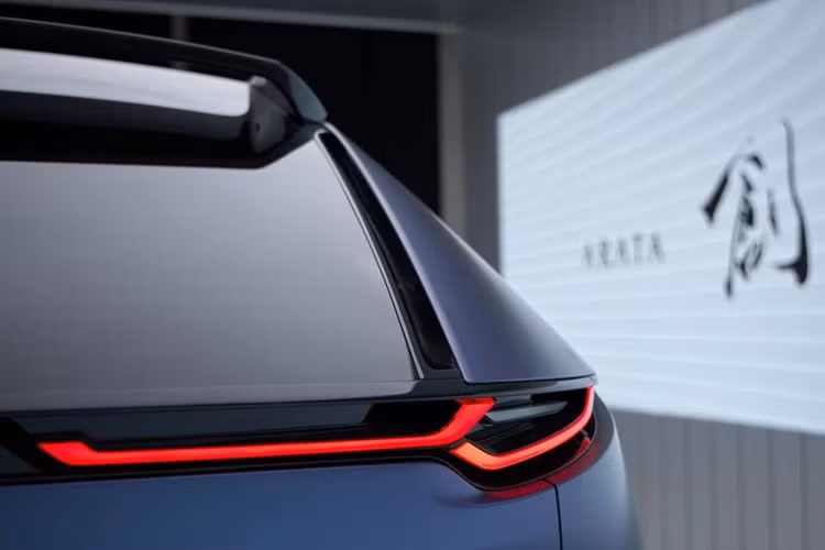 Do vẫn còn là concept, Arata được trang bị camera thay cho gương chiếu hậu truyền thống và không có tay nắm cửa cũng như gạt nước sau. Mẫu SUV ý tưởng này còn có một cánh gió to bản kết hợp với đèn phanh thứ ba dạng đứng ở trung tâm. Thiết kế của cửa sổ sau tạo cảm giác nóc xe lơ lửng.