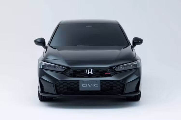 Chiếc trưng bày tại triển lãm mang trên mình “bộ cánh” ngoại thất đen toàn bộ, càng tăng thêm vẻ huyền bí và ấn tượng cho mẫu xe này. Điểm nhấn của xe nằm ở cản trước tái thiết kế với những đường cắt sắc sảo hơn và khe gió hai bên hẹp hơn.