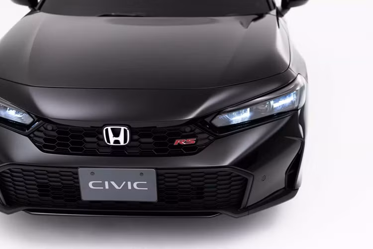 Honda cho biết mẫu Civic RS này sẽ trang bị hộp số sàn 6 cấp để người điều khiển có thể khai thác tối đa tiềm năng của hệ thống truyền động trên xe, tương tự như những gì hãng muốn truyền tải thông qua mẫu Civic Type R.