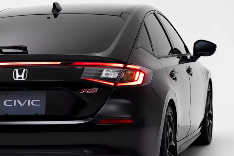 Trong khi đó, logo RS màu đỏ được đặt trên lưới tản nhiệt và cửa cốp, tạo sự tương phản với sơn ngoại thất. Những khu vực còn lại của thân vỏ không thay đổi so với Civic Hatchback tiêu chuẩn. Bộ mâm hợp kim 5 chấu kép khỏe khoắn và sơn màu đen bóng.