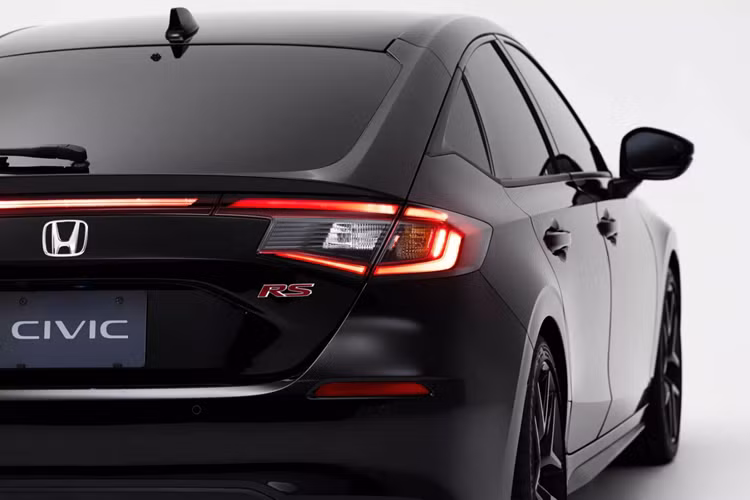 Trong khi đó, logo RS màu đỏ được đặt trên lưới tản nhiệt và cửa cốp, tạo sự tương phản với sơn ngoại thất. Những khu vực còn lại của thân vỏ không thay đổi so với Civic Hatchback tiêu chuẩn. Bộ mâm hợp kim 5 chấu kép khỏe khoắn và sơn màu đen bóng.