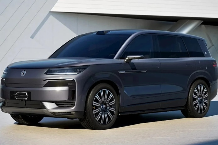 Theo đó, Denza N9 2025 mới được xây dựng trên nền tảng e-Platform 3.0 của BYD. Xe dự kiến có biến thể thuần điện và plug-in hybrid (PHEV).