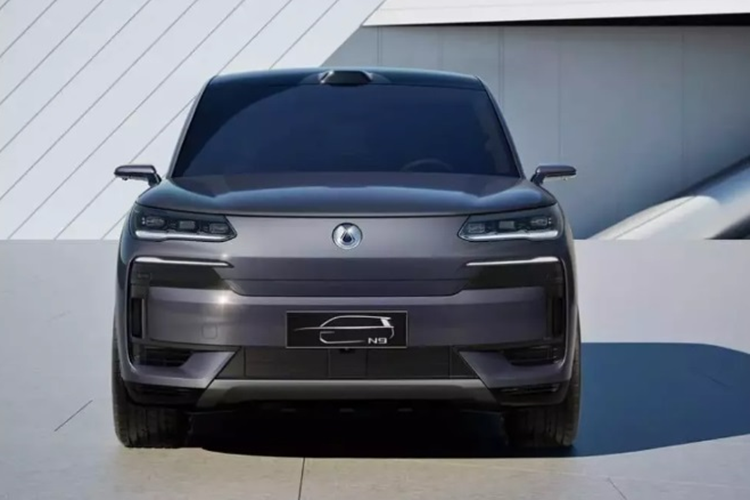 Dựa trên hình ảnh được chia sẻ có thể thấy, Denza N9 2025 của BYD sở hữu thiết kế thời thượng, cùng một số trang bị khá hiện đại như: LiDAR trên nóc xe, 2 gương chiếu hậu dạng kỹ thuật số, tay nắm cửa dạng ẩn và bộ mâm đa chấu lớn.