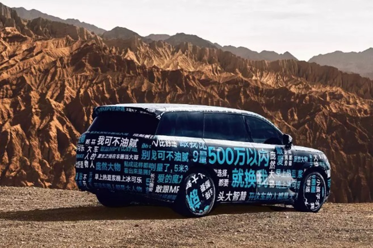 Về mặt sức mạnh, Denza N9 chạy điện dự kiến sẽ được trang bị hệ thống ba động cơ điện “Yisanfang” của BYD, bao gồm một động cơ không đồng bộ AC phía trước, một động cơ đồng bộ nam châm vĩnh cửu phía sau bên trái và một động cơ đồng bộ nam châm vĩnh cửu phía sau bên phải.