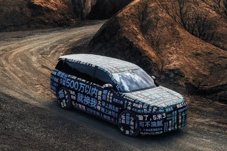 Theo nhiều đồn đoán, Denza N9 còn được trang bị khoang lái thông minh với các chức năng hỗ trợ lái xe nâng cao.