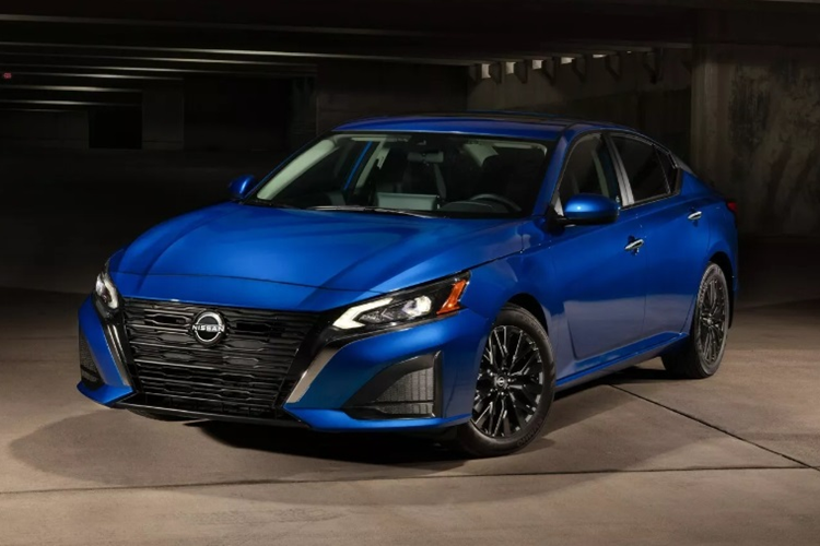 Về nội thất, Nissan Altima 2025 được nâng cấp hàng loạt tiện ích như: hệ thống kiểm soát khí hậu tự động hai vùng, hệ thống thông tin giải trí 12,3 inch lớn hơn và bộ sạc điện thoại thông minh không dây. Xe còn có thêm viền sợi carbon giả, bệ cửa có đèn và khởi động từ xa.