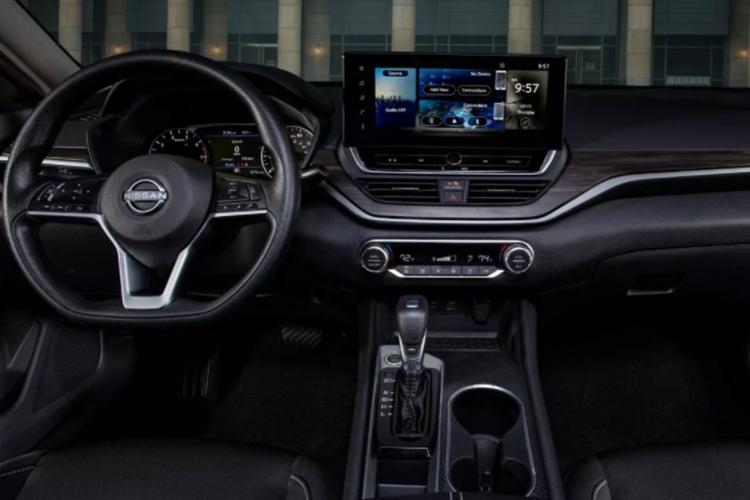 Động cơ kết hợp với hộp số biến thiên liên tục Xtronic và hệ dẫn động bốn bánh. Xe được bổ sung gói tùy chọn ngoại thất SV Special Edition có giá 1.090 USD (hơn 27 triệu đồng).