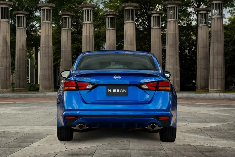 Được biết, mức giá xe Nissan Altima 2025 được bán ra khởi điểm là 27.000 USD (tương đương khoảng 675,3 triệu đồng) tại thị trường Mỹ và cạnh tranh với "người đồng hương" là Toyota Camry.