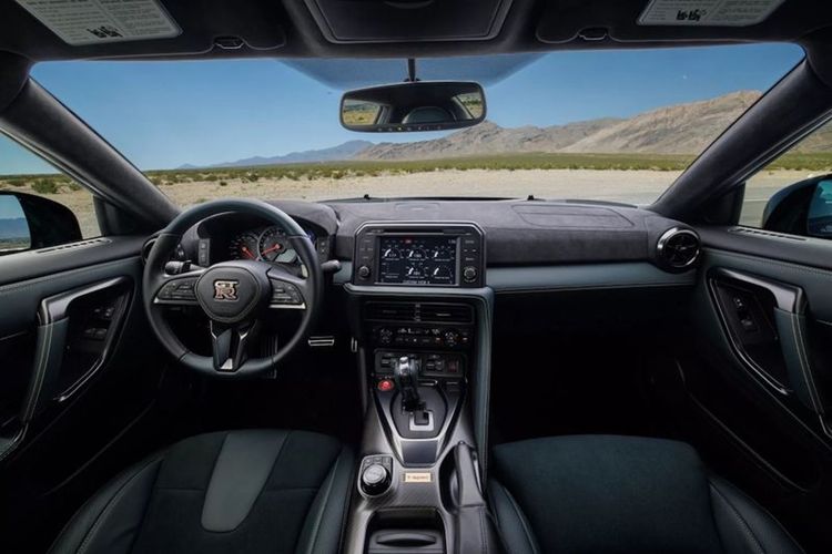 Giống như những chiếc GT-R thông thường, cả hai phiên bản đặc biệt này đều được trang bị động cơ V-6 tăng áp kép, dung tích 3.8 lít, công suất 565 mã lực, hộp số ly hợp kép sáu cấp và hệ dẫn động bốn bánh.