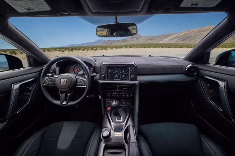 Giống như những chiếc GT-R thông thường, cả hai phiên bản đặc biệt này đều được trang bị động cơ V-6 tăng áp kép, dung tích 3.8 lít, công suất 565 mã lực, hộp số ly hợp kép sáu cấp và hệ dẫn động bốn bánh.