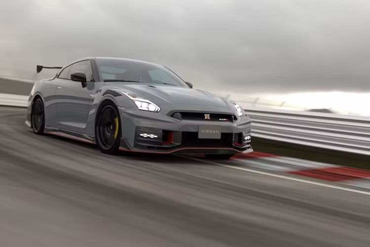 Tuy nhiên, GT-R sẽ không hoàn toàn biến mất. Francois Bailly, Phó chủ tịch cao cấp của Nissan đã xác nhận sự phát triển của dòng R37 GT-R. Đây có thể là dòng GT-R điện đầu tiên, sở hữu nhiều công nghệ đặc biệt và đóng vai trò quan trọng trong công cuộc điện hóa dải sản phẩm của hãng xe Nhật Bản.