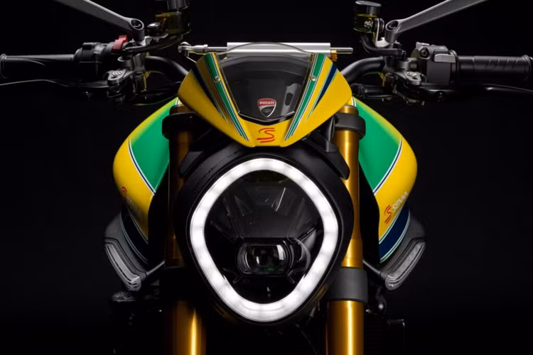 Chiếc xe cũng được trang bị pin lithium-ion và tấm chắn bùn bằng sợi carbon, từ đây khiến phiên bản Ducati Monster Senna nặng hơn 4,5 kg so với mẫu tiêu chuẩn.