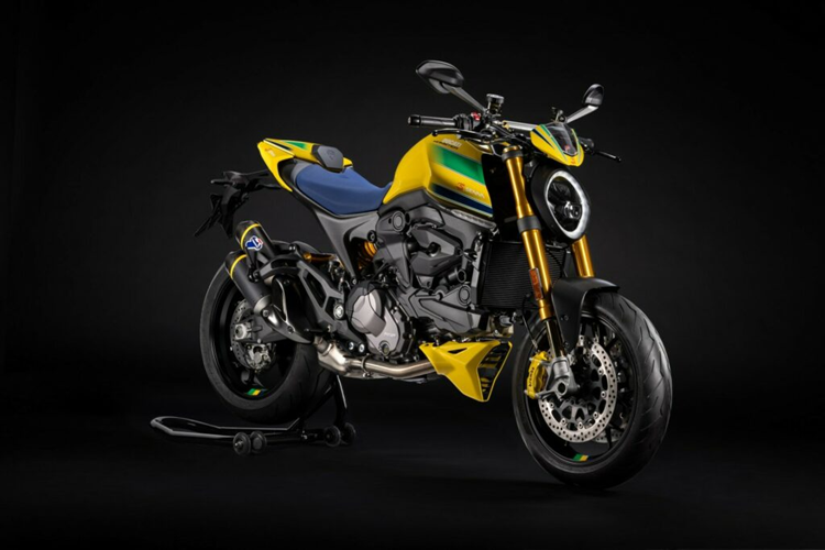 Mới đây, thương hiệu Ducati đã giới thiệu phiên bản Monster đặc biệt nhằm tôn vinh tay đua F1 Ayrton Senna. Ducati Monster Senna bản Ayrton Senna sở hữu ngoại thất được sơn màu sơn vàng cùng các họa tiết sặc sỡ lấy cảm hứng từ mũ bảo hiểm của Senna.