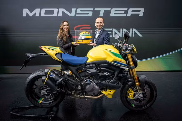 Xe được trang bị đệm ghế màu xanh lam và được đính bảng đánh số thứ tự giới hạn. Ngoài ra, xe còn được trang bị một màn hình điện tử hiển thị thông tin kích thước 4.3 inch với đồ họa đặc biệt cho phiên bản Ayrton Senna.