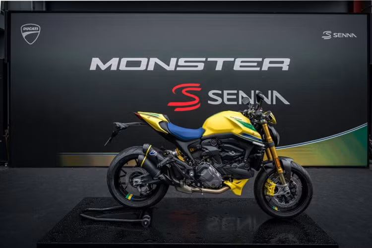 Ducati và Senna có một lịch sử hợp tác lâu dài với nhau khi Claudio Castiglioni, người lúc đó sở hữu công ty đã tặng tay đua này một chiếc 851 SP vào năm 1990.