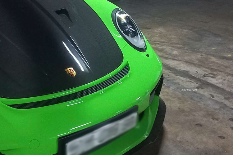 Bên cạnh đó, Porsche 911 GT3 RS Lizard Green còn được trang bị bộ bánh xe 5 chấu kép hợp kim nguyên khối sơn đen, có kích thước 20 inch ở phía trước và 21 inch ở phía sau, kết hợp kẹp phanh màu vàng tương phản.