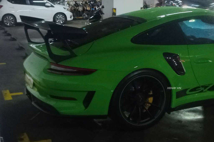 Porsche 911 GT3 RS 2019 cũng có một vài thay đổi so với bản cũ, đó là những đường nét thiết kế thể thao hơn với phần nắp ca-pô trang bị 2 khe hút gió đặt dọc kết hợp cùng các đường gân dập nổi tạo cảm giác khoẻ khoắn hơn.