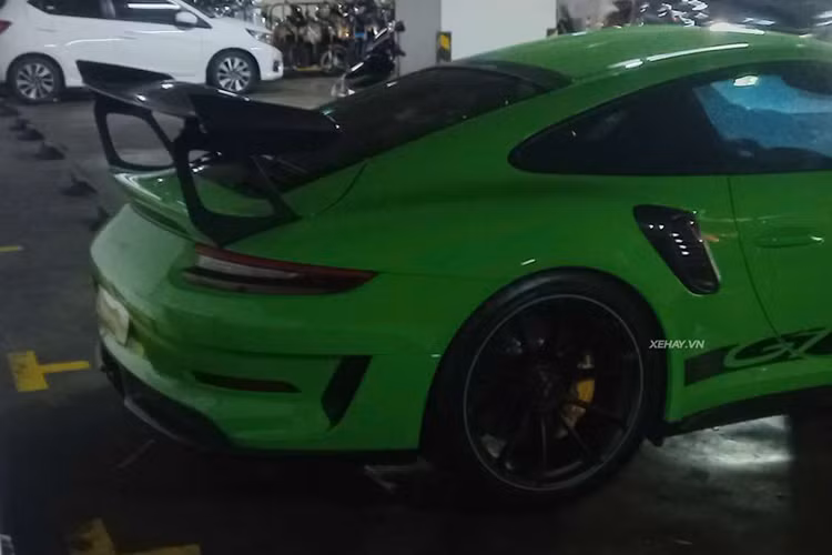 Porsche 911 GT3 RS 2019 cũng có một vài thay đổi so với bản cũ, đó là những đường nét thiết kế thể thao hơn với phần nắp ca-pô trang bị 2 khe hút gió đặt dọc kết hợp cùng các đường gân dập nổi tạo cảm giác khoẻ khoắn hơn.