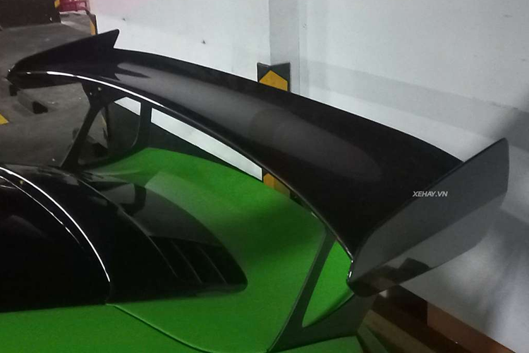 Xe vẫn sở hữu đèn pha Full-Led với 2 choá projector xếp thành 2 tầng đi kèm dải đèn định vị ban ngày bốn điểm đặc trưng của Porsche, cánh gió sau cỡ lớn thể thao, ốp bệ cửa độc quyền của Porsche, cụm đèn hậu dạng 3 tầng Led sắc sảo cùng cặp ống xả kép nằm gọn gàng ở vị trí trung tâm đuôi xe.