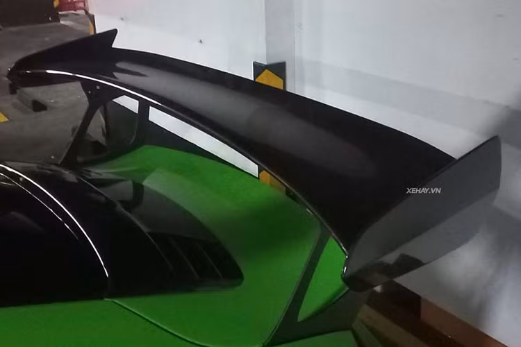 Xe vẫn sở hữu đèn pha Full-Led với 2 choá projector xếp thành 2 tầng đi kèm dải đèn định vị ban ngày bốn điểm đặc trưng của Porsche, cánh gió sau cỡ lớn thể thao, ốp bệ cửa độc quyền của Porsche, cụm đèn hậu dạng 3 tầng Led sắc sảo cùng cặp ống xả kép nằm gọn gàng ở vị trí trung tâm đuôi xe.