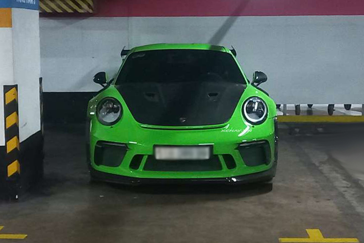 Thời điểm mới về nước, Porsche 911 GT3 RS 2019 tới hơn 13 tỷ đồng. Tuy nhiên, siêu xe trong bài viết chắc chắn có giá cao hơn nhiều, bởi ngoài màu sơn tùy chọn, xe đã được nâng cấp với gói độ TechArt Carbon Sport Package sau khi về tay chủ nhân. Chi tiết giá của gói độ đến nay vẫn chưa được công bố.