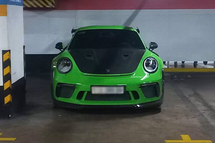 Thời điểm mới về nước, Porsche 911 GT3 RS 2019 tới hơn 13 tỷ đồng. Tuy nhiên, siêu xe trong bài viết chắc chắn có giá cao hơn nhiều, bởi ngoài màu sơn tùy chọn, xe đã được nâng cấp với gói độ TechArt Carbon Sport Package sau khi về tay chủ nhân. Chi tiết giá của gói độ đến nay vẫn chưa được công bố.