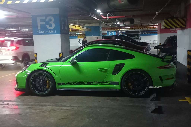 Sức mạnh của chiếc Porsche 911 GT3 RS màu độc đến từ khối động cơ hút khí tự nhiên 4.0L sản sinh 520 mã lực và 470Nm mô-men xoắn cực đại, kết hợp với hộp số ly hợp kép 7 cấp, siêu xe thể thao chỉ cần 3,2 giây để tăng tốc từ 0 - 100 km/h, trước khi cán tốc độ tối đa 312 km/h.