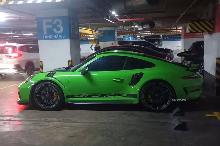 Sức mạnh của chiếc Porsche 911 GT3 RS màu độc đến từ khối động cơ hút khí tự nhiên 4.0L sản sinh 520 mã lực và 470Nm mô-men xoắn cực đại, kết hợp với hộp số ly hợp kép 7 cấp, siêu xe thể thao chỉ cần 3,2 giây để tăng tốc từ 0 - 100 km/h, trước khi cán tốc độ tối đa 312 km/h.