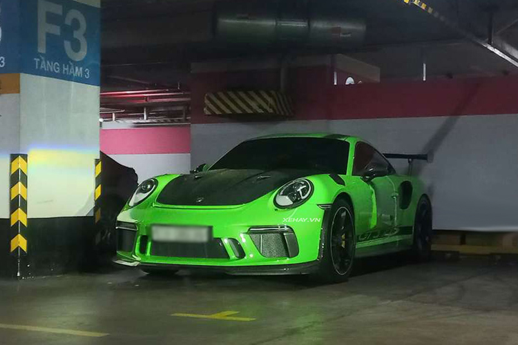 Theo tìm hiểu, chiếc Porsche 911 GT3 RS màu xanh Lizard Green này được đưa về nước vào hồi cuối tháng 2 năm 2019. Vào thời điểm đó, sự xuất hiện của siêu xe thể thao Đức đã khiến giới mê xe Việt Nam xôn xao vì nước sơn đắt đỏ và độc nhất - Lizard Green, tùy chọn chính hãng này có giá 246,4 triệu đồng.