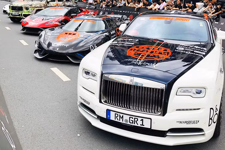 Yiếp đó, sẽ không có xe Koenigsegg Regera "Honey" thứ 2 như của Dan_am_i ra đời và sau cùng, logo Honey khi bạn quyét mã NFT ra sẽ đưa bạn đến 1 video quay lại cảnh nhà sáng lập của hãng xe Thụy Điển giới thiệu xe, cũng như bài hát độc quyền Honey của con trai ông Christian von Koenigsegg đánh đàn và hát.