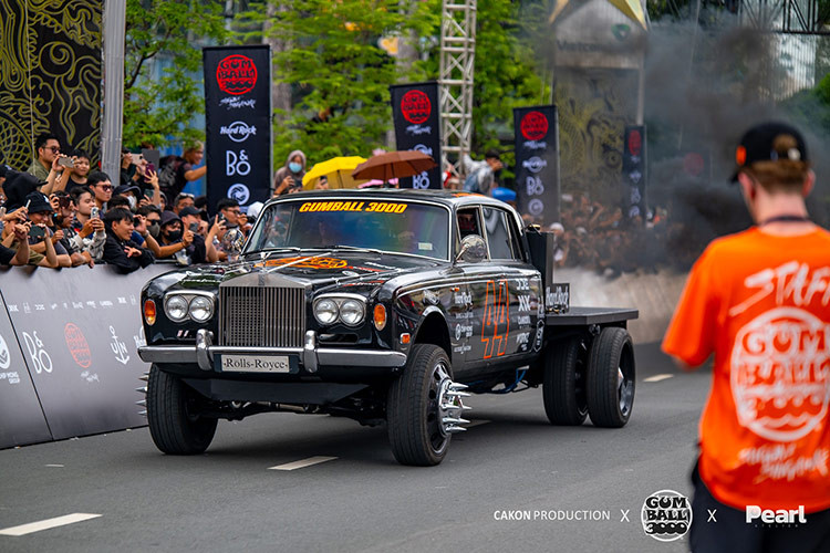 Tuy nhiên, ở hành trình Gumball 3000 2024 này anh lại chọn bạn đồng hành là chiếc xe Koenigsegg Regera. Lý do Regera xuất hiện vì đây là độc bản, tức hãng xe Koenigsegg sản xuất riêng cho dân chơi này với 3 chi tiết cá nhân hóa.