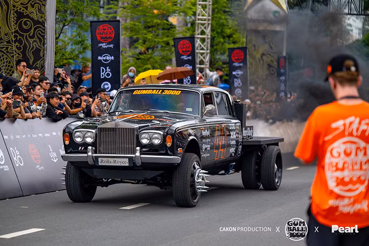 Tuy nhiên, ở hành trình Gumball 3000 2024 này anh lại chọn bạn đồng hành là chiếc xe Koenigsegg Regera. Lý do Regera xuất hiện vì đây là độc bản, tức hãng xe Koenigsegg sản xuất riêng cho dân chơi này với 3 chi tiết cá nhân hóa.