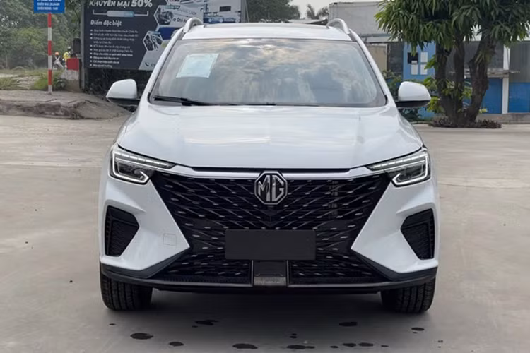 Xe chỉ có 6 túi khí, camera 360 độ, hệ thống kiểm soát hành trình, cảm biến đỗ xe trước/sau, cảm biến áp suất lốp, hệ thống chống bó cứng phanh ABS, phân phối lực phanh điện tử EBD, kiểm soát phanh khi vào cua, hỗ trợ lực phanh khẩn cấp BA, cân bằng điện tử, hỗ trợ chống lật, hỗ trợ khởi hành ngang dốc và hỗ trợ xuống dốc.