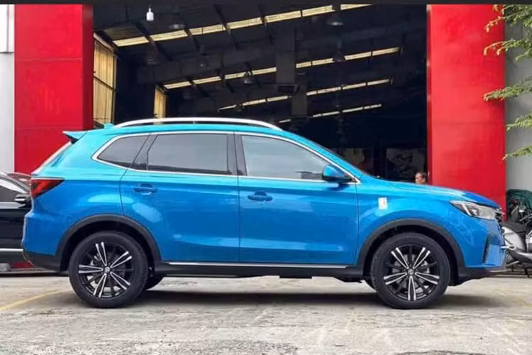 Cụ thể, một đại lý ở khu vực Hà Nội hiện đang rao bán MG RX5 bản STD tiêu chuẩn với giá chỉ 559 triệu đồng. Như vậy, so với mức giá niêm yết 739 triệu đồng, chiếc SUV cỡ C này được đại lý giảm giá đến 180 triệu đồng. Theo nhân viên tư vấn bán hàng tại đại lý, chiếc MG RX5 STD này là xe bị khách hàng bỏ cọc nên mới có giá rẻ như vậy.