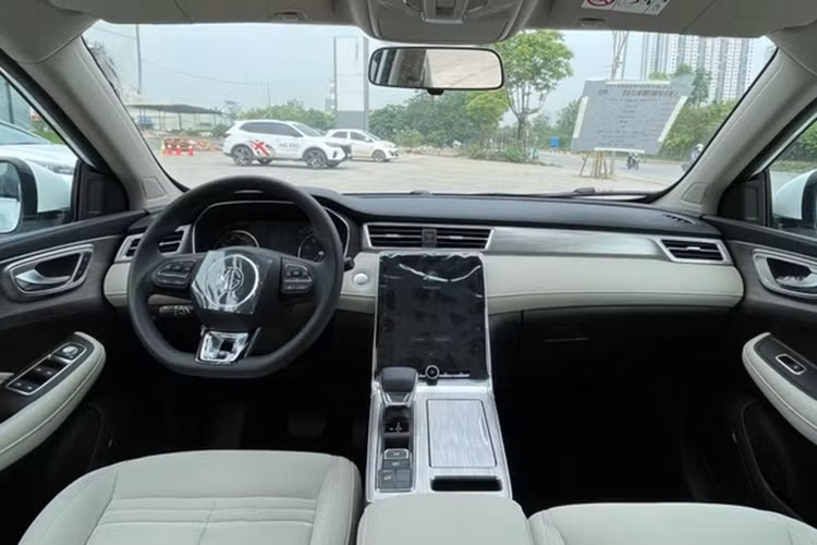 Như đã nhắc ở trên, trong tháng 7/2024, MG RX5 được hãng tặng phí đăng ký cũng như 2 năm bảo hiểm vật chất với tổng giá trị 120 triệu đồng ở cả hai phiên bản STD và LUX. Chương trình ưu đãi này được áp dụng với cả xe sản xuất năm 2023 và 2024.