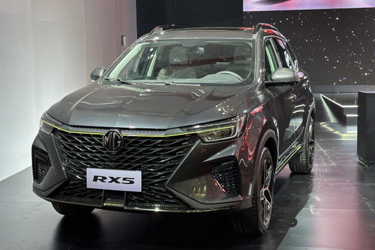 Bảng đồng hồ kỹ thuật số 12,3 inch, màn hình cảm ứng trung tâm 14,1 inch nằm dọc, cửa sổ trời, phanh tay điện tử, điều hòa tự động 2 vùng, hệ thống âm thanh 6 loa và sạc điện thoại không dây. Đáng tiếc là tính năng an toàn của mẫu xe này khá cơ bản nếu so với những đối thủ cùng phân khúc SUV cỡ C.