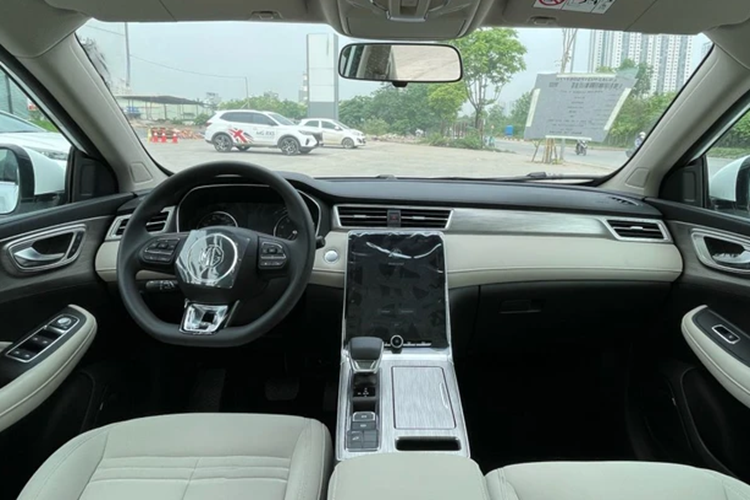 Như đã nhắc ở trên, trong tháng 7/2024, MG RX5 được hãng tặng phí đăng ký cũng như 2 năm bảo hiểm vật chất với tổng giá trị 120 triệu đồng ở cả hai phiên bản STD và LUX. Chương trình ưu đãi này được áp dụng với cả xe sản xuất năm 2023 và 2024.