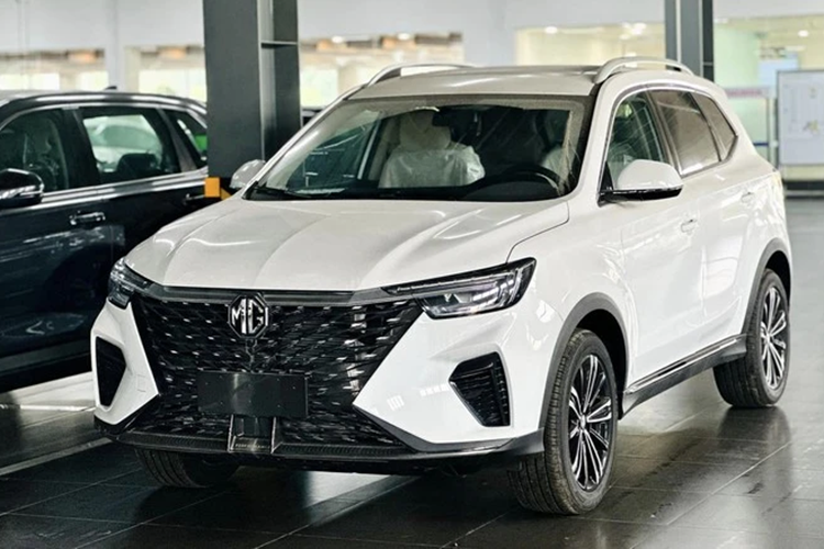 "Trái tim" của MG RX5 là động cơ xăng 4 xi-lanh, tăng áp, dung tích 1.5L, sản sinh công suất tối đa 168 mã lực và mô-men xoắn cực đại 275 Nm. Động cơ này đi với hộp số tự động ly hợp kép 7 cấp ướt và hệ dẫn động cầu trước.