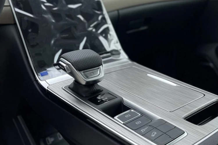 MG RX5 là mẫu SUV cỡ C đã lần đầu tiên ra mắt tại Việt Nam vào hồi tháng 9/2023. Điểm nhấn của mẫu xe này nằm ở thiết kế ngoại thất mang hơi hướng thể thao và cá tính. Bên cạnh đó, xe còn có những trang bị như hệ thống đèn LED, vành hợp kim 19 inch, cửa cốp chỉnh điện, ghế bọc da, vô lăng tích hợp lẫy chuyển số