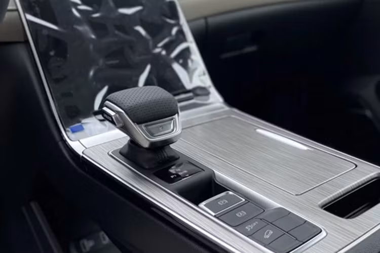 MG RX5 là mẫu SUV cỡ C đã lần đầu tiên ra mắt tại Việt Nam vào hồi tháng 9/2023. Điểm nhấn của mẫu xe này nằm ở thiết kế ngoại thất mang hơi hướng thể thao và cá tính. Bên cạnh đó, xe còn có những trang bị như hệ thống đèn LED, vành hợp kim 19 inch, cửa cốp chỉnh điện, ghế bọc da, vô lăng tích hợp lẫy chuyển số